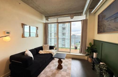 East Village Apartment | Stylish Condo, Riverview, Downtown East Village, Mins to Stampede, Saddledome