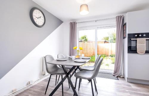 Peterborough House | Stylish & Convenient 3 Bedroom House - Perfect for Contractors and Leisure Guests - Sleeps up to 5