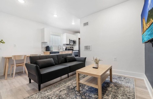 Old East Dallas Apartment | Stylish & Cozy Getaway in Downtown with Free Parking