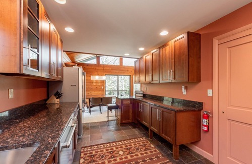 North Glade Hills House | Stylish Dog Friendly Cabin Near Lake, Trails & Skiing