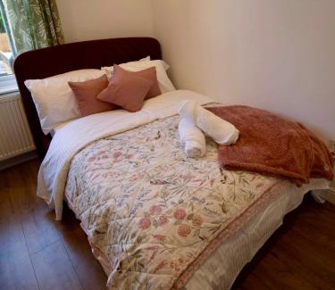 Nottingham Apartment | Stylish Double Room - Shared Bathroom - No Kitchen