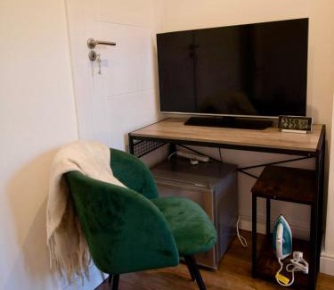 Nottingham Apartment | Stylish Double Room - Shared Bathroom - No Kitchen