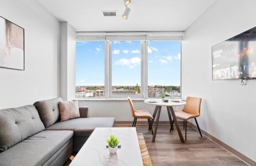 Cleveland Apartment | Stylish Downtown Condo l 2 TVs l Fast WiFI