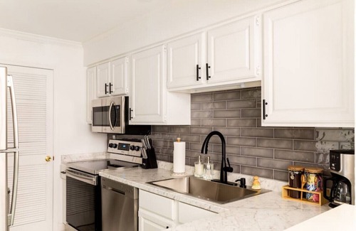 Rutledge Hill Apartment | Stylish Downtown Nashville 3 Beds, 1 Bedroom - Private Patio & Parking