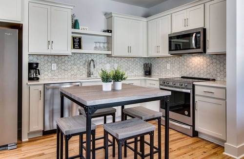 Greenwood House | Stylish East Nashville Townhouse with Parking