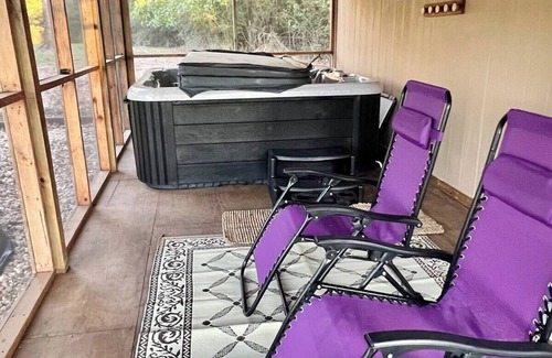 Kennard Cabin | STYLISH EAST TEXAS CABIN WITH PRIVATE HOT TUB, WIFI, ROKU, SMALL TOWN