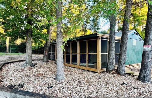 Kennard Cabin | STYLISH EAST TEXAS CABIN WITH PRIVATE HOT TUB, WIFI, ROKU, SMALL TOWN