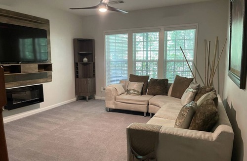 Smyrna House | Stylish end unit townhome in the heart of Vinings. Close to shops & restaurants