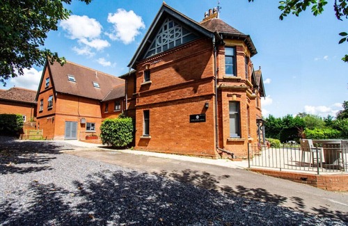 Yeovil Apartment | Stylish Ensuite w/Gym Access & Self-Catering