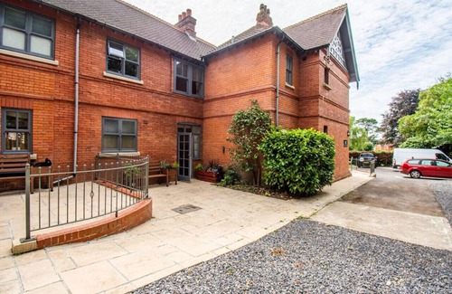 Yeovil Apartment | Stylish Ensuite w/Gym Access & Self-Catering