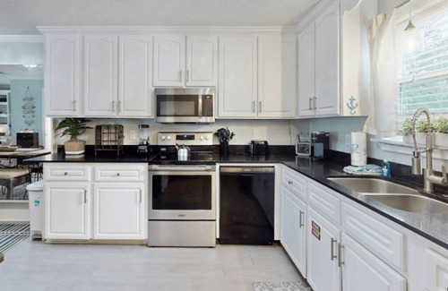 Panama City Beach House | Stylish Family-Friendly Townhome: Steps to Beach+hot tub+king bed
