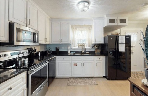 Panama City Beach House | Stylish Family-Friendly Townhome: Steps to Beach+hot tub+king bed