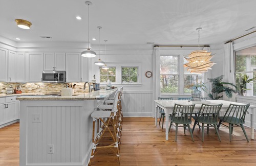 Keepers Landing House | Stylish + Family Friendly - 2 Carts, 2 Clubs, Mins to E Beach, Kayak Our Dock