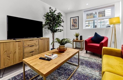 Penge Condo | Stylish Flat in Centre - Hassle Free and Peaceful!