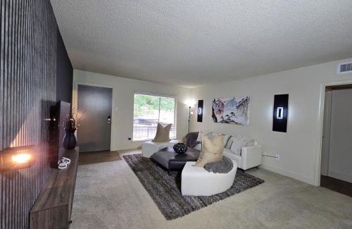 Houston Apartment | Stylish Galleria Condo 2BR 2BA Saltwater Pool Marquee Uptown
