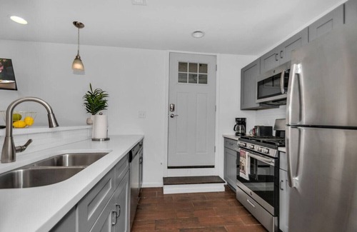 Near West Side Apartment | Stylish Garden Apartment | Walk to United Center