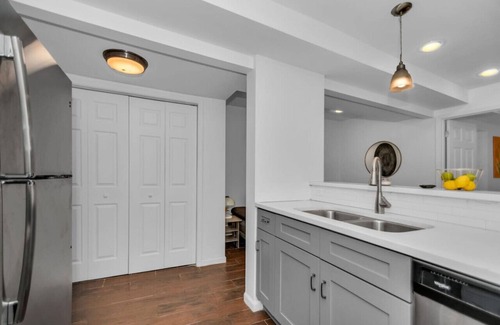 Near West Side Apartment | Stylish Garden Apartment | Walk to United Center