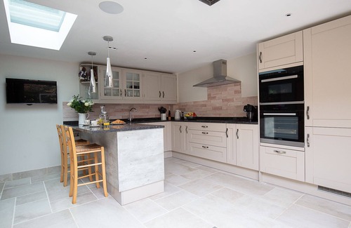 Milton-under-Wychwood Cottage | Stylish holiday cottage - Fuchsia Cottage