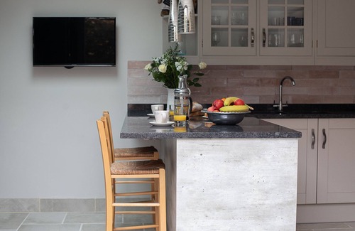 Milton-under-Wychwood Cottage | Stylish holiday cottage - Fuchsia Cottage