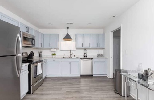 Charlotte House | Stylish Getaway 5min Uptown stadiums Kinf Bed