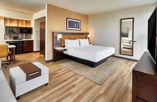 Sobro Hotel | Stylish Getaway near Downtown Nashville! Pets Allowed, Indoor Pool, Kitchenette!