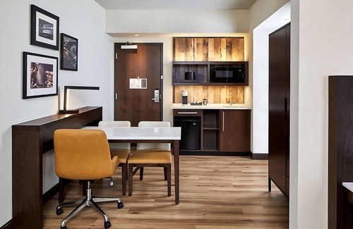 Sobro Hotel | Stylish Getaway near Downtown Nashville! Pets Allowed, Indoor Pool, Kitchenette!