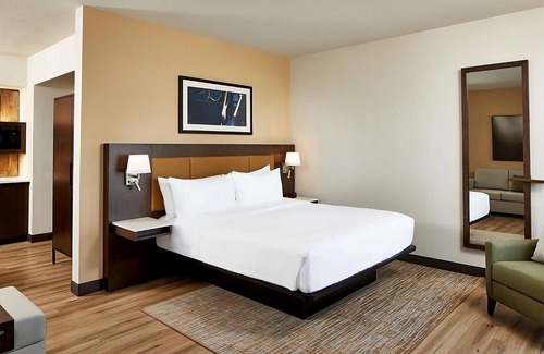Sobro Hotel | Stylish Getaway near Downtown Nashville! Pets Allowed, Indoor Pool, Kitchenette!