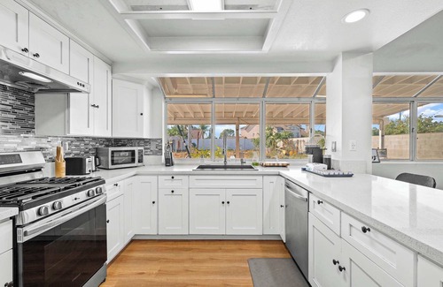 Valinda House | Stylish Getaway Steps from LA Action