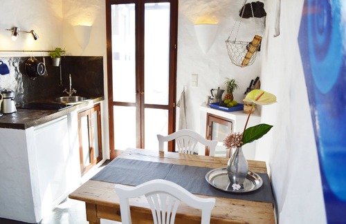 Uga Apartment | Stylish getaway with secluded Patio in lava Finca