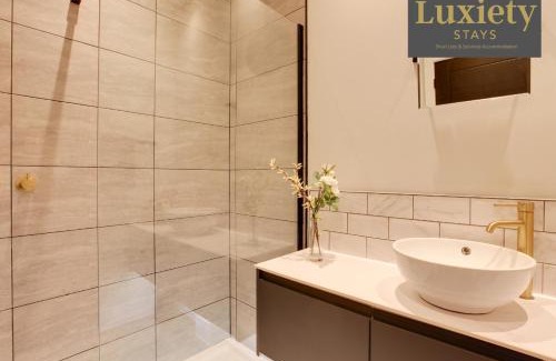 Westcliff-on-Sea Apartment | Stylish & Gorgeous 1BR Excellent Location Nr Cliffs Pavillion by Luxiety Stays Serviced Accommodation