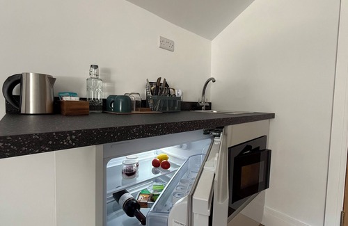 Chard Apartment | Stylish Ground Studio with Kitchenette - Twin or SuperKing
