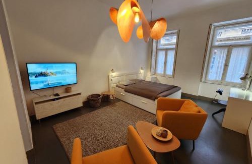 Palace District Apartment | Stylish holiday Art apartment - wifi & great location