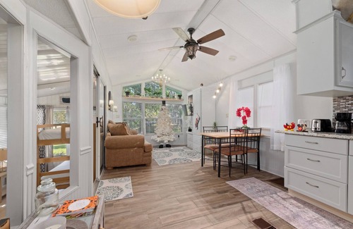 Kissimmee House | Stylish home/Cozy/Peaceful/diagonal back Lake