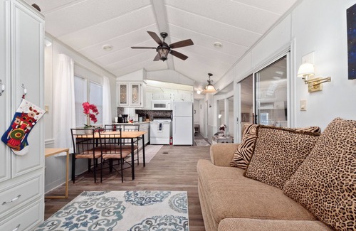 Kissimmee House | Stylish home/Cozy/Peaceful/diagonal back Lake