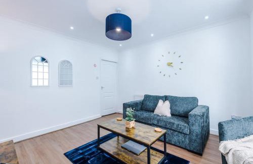 Manchester Apartment | Stylish Home, Games Room, Sleeps 6, Large Driveway, Perfect For Groups