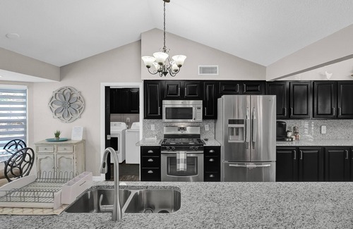 Horizon City House | Stylish home in Horizon Heights with heated pool!