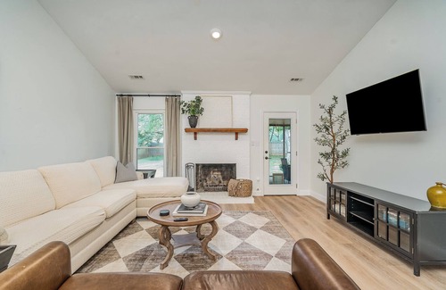 Charlotte House | Stylish Home,Open Plan,Vaulted Ceiling,Huge Yard! Close to Uptown and Carowinds
