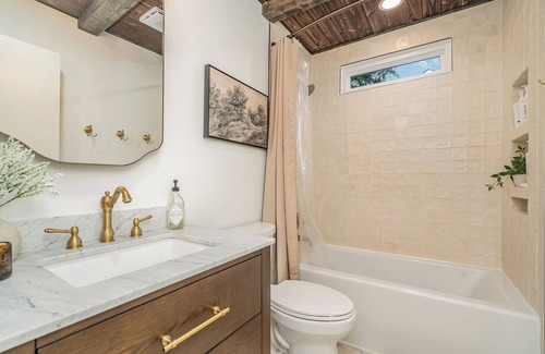 Charlotte House | Stylish Home,Open Plan,Vaulted Ceiling,Huge Yard! Close to Uptown and Carowinds