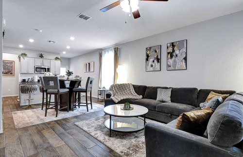 Converse House | Stylish Hot Tub Retreat | BBQ Yard Games WiFi Pets