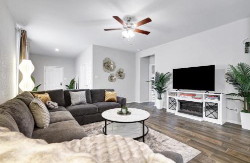 Converse House | Stylish Hot Tub Retreat Bbq Yard Games Wifi Pets