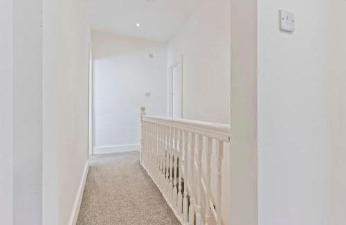Ashton in Makerfield House | Stylish House - Sleeps 7 - Free Parking, Fast WiFi and Smart TV - Contractors, Groups and Long Stays Welcome by Yoko Property