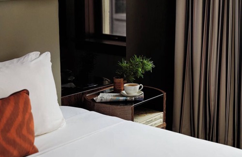 Downtown Dallas Hotel | Stylish King Bed Room Near Arts District with Luxe Finishes