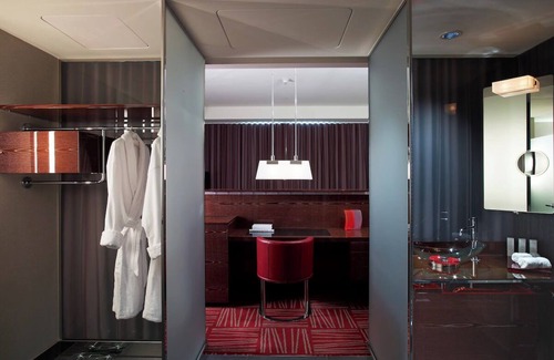 Downtown Dallas Hotel | Stylish King Bed Room Near Arts District with Luxe Finishes