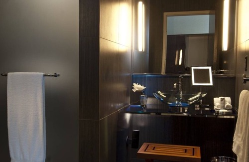 Downtown Dallas Hotel | Stylish King Bed Room Near Arts District with Luxe Finishes