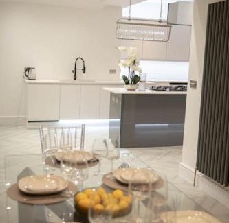 Lewisham House | Stylish King Size Room in Modern Renovated House
