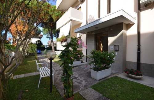 Lignano Sabbiadoro Apartment | Stylish Lagoon-Side Studio Retreat in Lignano