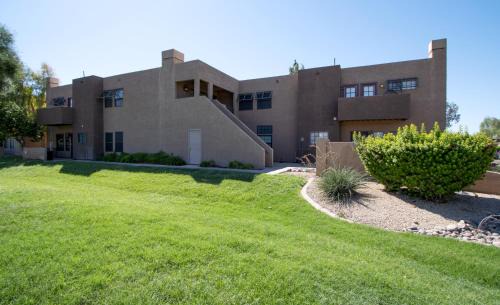 Sunset House | Stylish Lemon 2BR and 3BA Townhouse