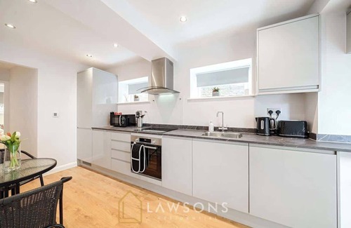Windsor Apartment | Stylish Living by Lawsons: 3 Ensuites + Parking x2