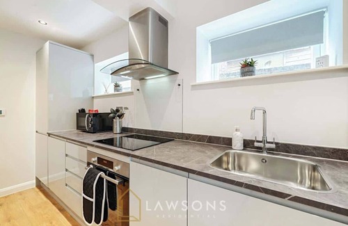 Windsor Apartment | Stylish Living by Lawsons: 3 Ensuites + Parking x2