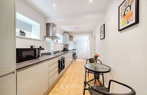 Windsor Apartment | Stylish Living by Lawsons: 3 Ensuites + Parking x2